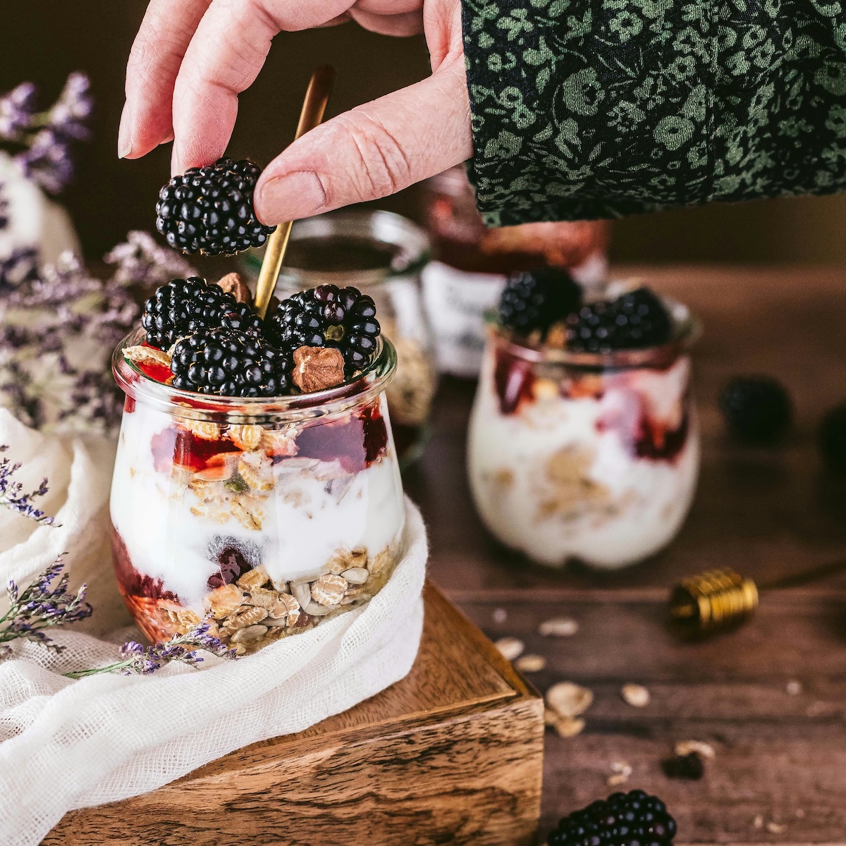 Nutritional breakfast recipes - overnight oats with blackberries